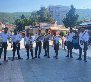 Trubački orkestar AS – svi članovi orkestra na grupnoj fotografiji, spremni za nastup