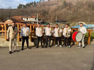 Orkestar AS – grupa talentovanih trubača sa instrumentima na otvorenom