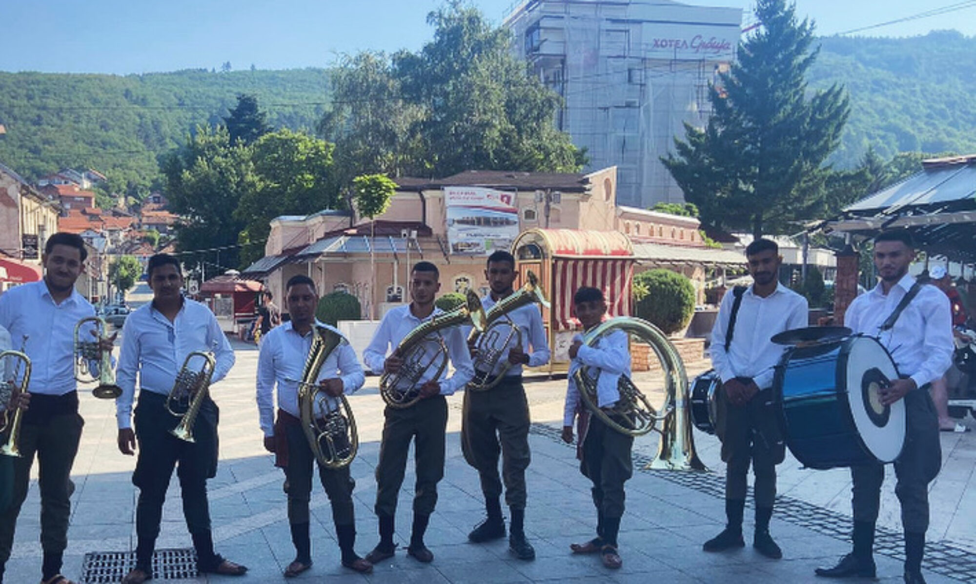 Trubački orkestar AS – svi članovi orkestra na grupnoj fotografiji, spremni za nastup